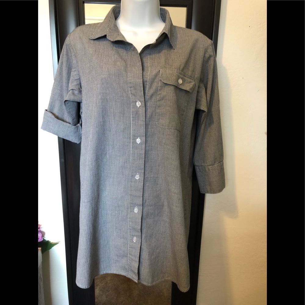 Blouse. Grey and white. 3/4 length sleeves.